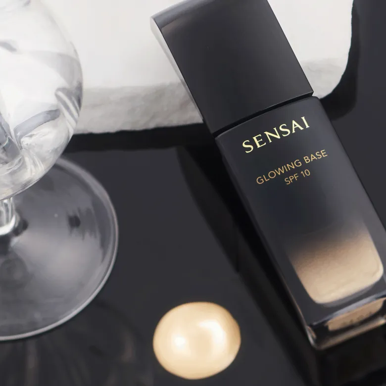 Glowing Base SPF10
